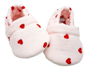 Chaussons bébé double gaze de coton rose coeur rouge