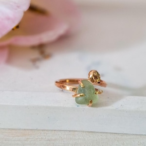 Adjustable brass ring with sea fragment: a unique handcrafted piece.