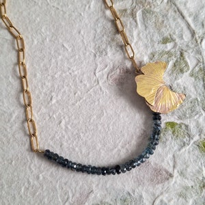 Collier ras de cou avec fermoir feuille de ginkgo biloba, chaîne en acier doré image 6