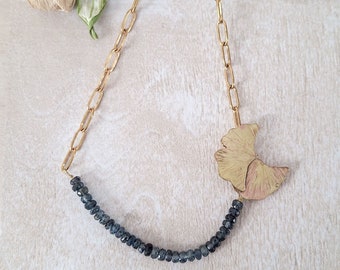 Collier ras de cou avec fermoir feuille de ginkgo biloba, chaîne en acier doré