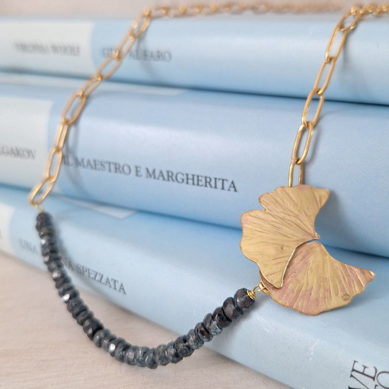 Collier ras de cou avec fermoir feuille de ginkgo biloba, chaîne en acier doré image 5