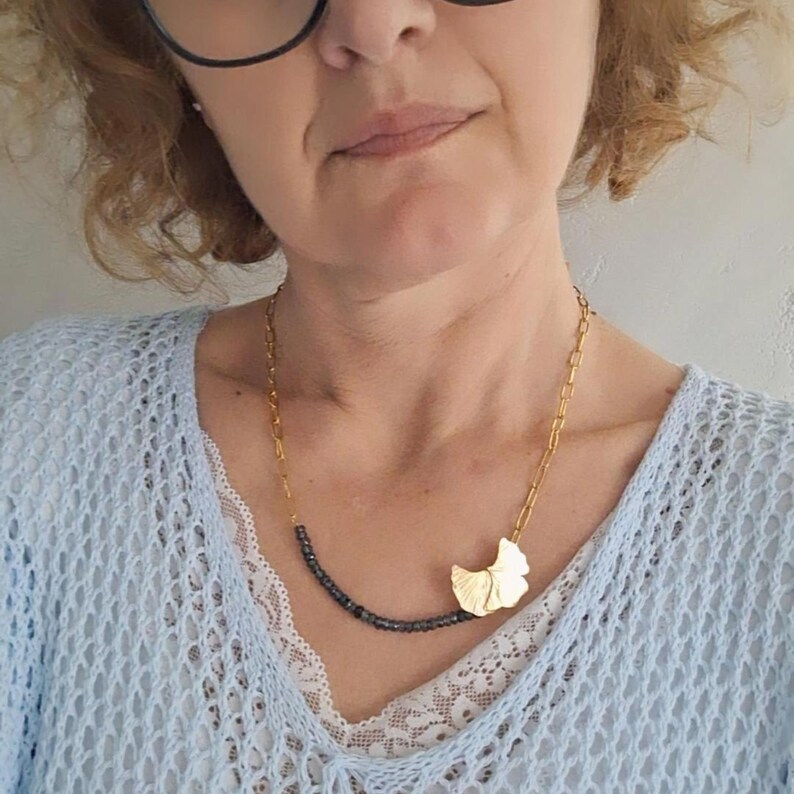 Collier ras de cou avec fermoir feuille de ginkgo biloba, chaîne en acier doré image 3