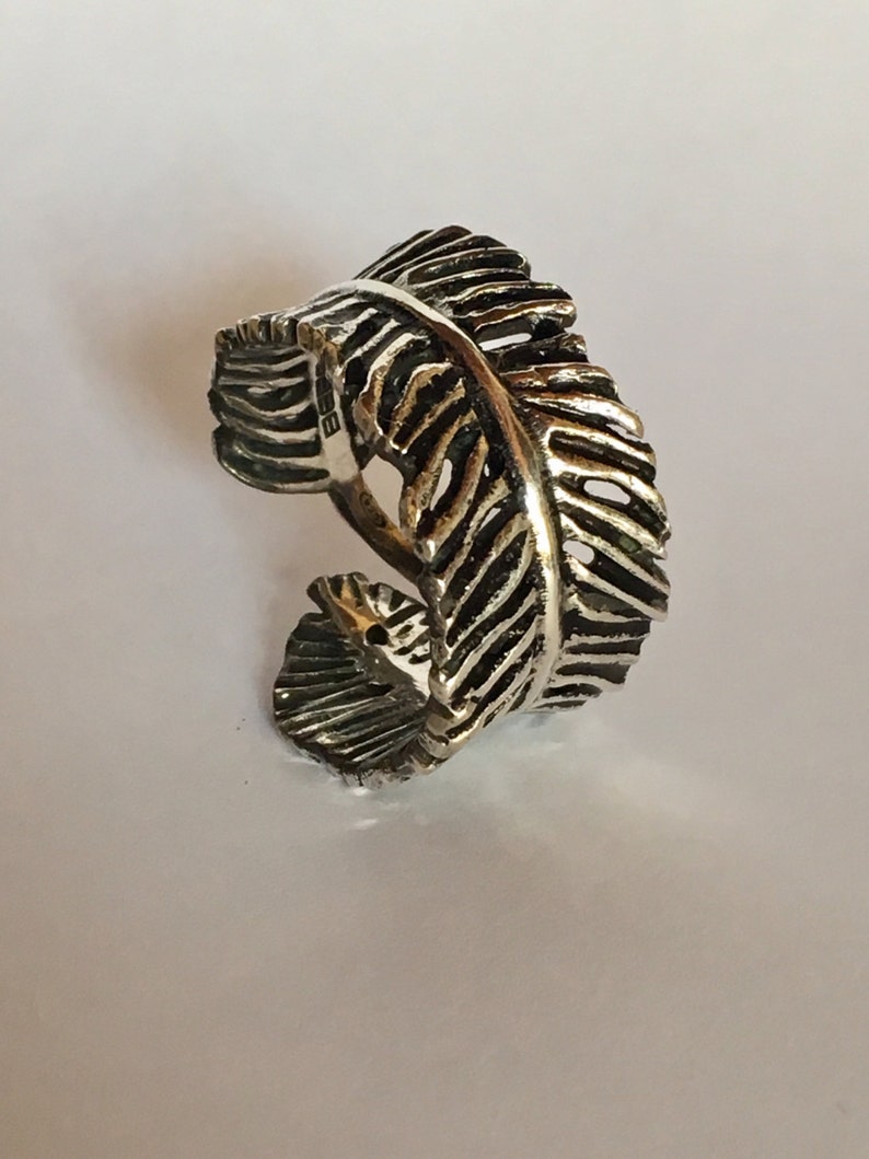 Feather ring in solid silver 925 oxidized .Anello piuma in argento 925 massiccio brunito e lucidato .