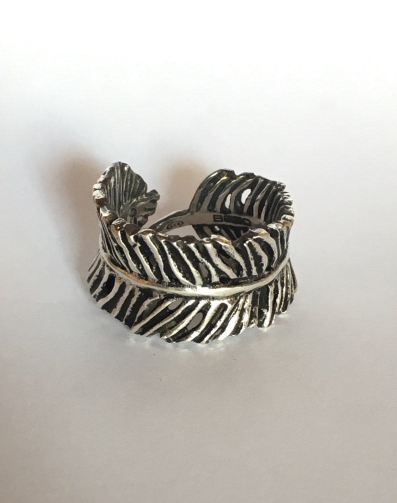 Feather ring in solid silver 925 oxidized .Anello piuma in argento 925 massiccio brunito e lucidato .