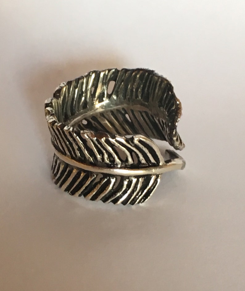 Feather ring in solid silver 925 oxidized .Anello piuma in argento 925 massiccio brunito e lucidato .
