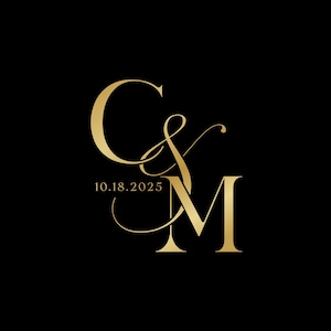 Può includere: Monogramma dorato con le lettere "C" e "M" intrecciate con un simbolo "&", su sfondo nero. La data "10.18.2025" è centrata sotto il simbolo "&". Design elegante per inviti di nozze.