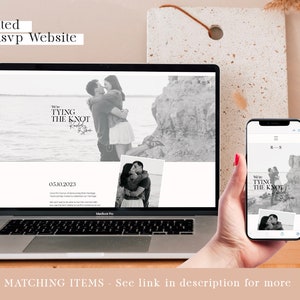 Puede incluir: Un ordenador port&aacute;til que muestra una p&aacute;gina web de boda con el texto "We're Tying the Knot" y una foto en blanco y negro de una pareja. La p&aacute;gina web tambi&eacute;n incluye la fecha "05.10.2023". Un tel&eacute;fono m&oacute;vil se est&aacute; sosteniendo en una mano, mostrando la misma p&aacute;gina web en una pantalla m&aacute;s peque&ntilde;a.