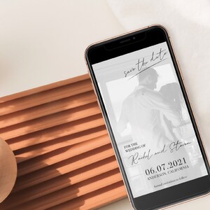 Puede incluir: Una tarjeta blanca de "Save the Date" con una foto en blanco y negro de una pareja bailando. El texto en la tarjeta dice "Save the Date" en escritura cursiva negra. El texto debajo de la foto dice "Para la boda de Rachel y Steven 06.07.2021 Anderson, California Celebraciones formales a seguir."