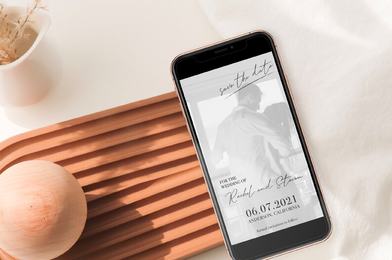 Puede incluir: Una tarjeta blanca de "Save the Date" con una foto en blanco y negro de una pareja bailando. El texto en la tarjeta dice "Save the Date" en escritura cursiva negra. El texto debajo de la foto dice "Para la boda de Rachel y Steven 06.07.2021 Anderson, California Celebraciones formales a seguir."