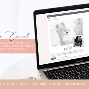 Puede incluir: Una pantalla de computadora port&aacute;til que muestra un correo electr&oacute;nico de invitaci&oacute;n de boda con una foto en blanco y negro de una pareja y un bot&oacute;n de reproducci&oacute;n. El texto en la pantalla dice "&iquest;Te unes a nosotros?" y "Haz clic aqu&iacute; para confirmar tu presencia".