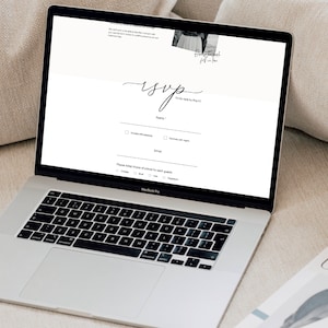 Pu&ograve; includere: Un computer portatile con uno sfondo bianco che mostra un modulo RSVP per un matrimonio con il testo "RSVP" in corsivo. Il modulo richiede il nome dell'ospite, la sua email e se parteciper&agrave; con un accompagnatore.