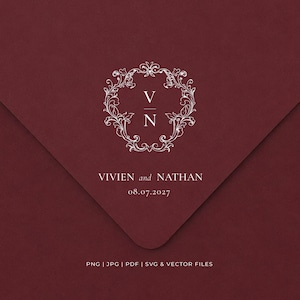 Op de afbeelding: Een diepbordeauxrode envelopflap met een witte, sierlijke bloemenkrans rond de initialen V en N. Onder de krans staat de tekst VIVIEN and NATHAN met de datum 08.07.2027. Onderaan staat de tekst PNG, JPG, PDF, SVG & VECTOR FILES vermeld.
