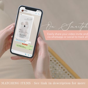Puede incluir: Una pantalla de tel&eacute;fono inteligente que muestra una invitaci&oacute;n de boda con un enlace de video. La invitaci&oacute;n presenta a una pareja en una foto con el texto "Save the Date" y "Robert & Storm" con la fecha "19.07.2021". El texto "On Smartphone" se muestra encima de la pantalla del tel&eacute;fono. El texto "Comparte f&aacute;cilmente tu invitaci&oacute;n de video y el enlace del sitio web a trav&eacute;s de WhatsApp o las redes sociales para rastrear todas las respuestas" se muestra debajo de la pantalla del tel&eacute;fono.