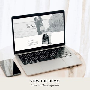 Pu&ograve; includere: Un computer portatile che mostra un sito web di matrimonio con il testo "Now Tying the Knot" e una foto in bianco e nero di una coppia che si abbraccia su una spiaggia. Il sito web include anche una data, "05.10.2023", e una sezione per le RSVP.