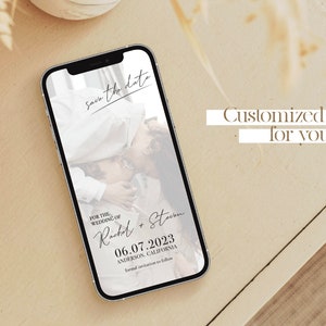 Puede incluir: Una tarjeta de guardar la fecha en la pantalla de un tel&eacute;fono inteligente con una foto de pareja, el texto "Save the date" y los nombres "Rachel + Steven" con la fecha "06.07.2023" y la ubicaci&oacute;n "Anderson, California".