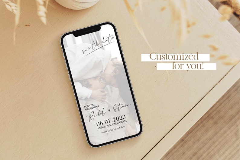 Puede incluir: Una tarjeta de guardar la fecha en la pantalla de un tel&eacute;fono inteligente con una foto de pareja, el texto "Save the date" y los nombres "Rachel + Steven" con la fecha "06.07.2023" y la ubicaci&oacute;n "Anderson, California".