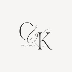 Può includere: Elegante design monogramma con le lettere intrecciate "C" e "K" in una scrittura fluida. Sotto le lettere, la data "10.07.2027" in un carattere pulito. Il design è nero su sfondo crema.