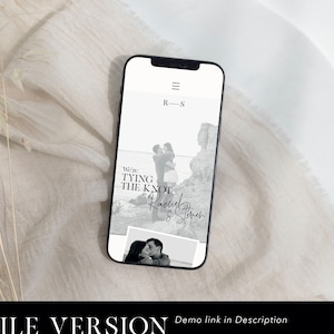 Pu&ograve; includere: Lo schermo di un telefono cellulare che mostra un annuncio di matrimonio con il testo "We're tying the knot" e i nomi "Rachel & Steven". L'annuncio presenta una foto in bianco e nero di una coppia su una scogliera.