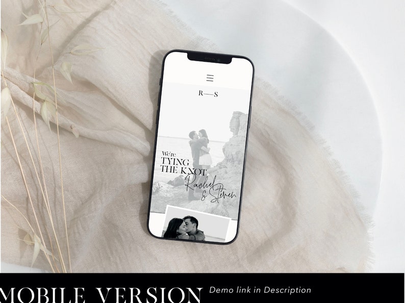 Pu&ograve; includere: Lo schermo di un telefono cellulare che mostra un annuncio di matrimonio con il testo "We're tying the knot" e i nomi "Rachel & Steven". L'annuncio presenta una foto in bianco e nero di una coppia su una scogliera.