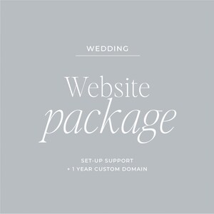 Può includere: Uno sfondo grigio chiaro con la parola "WEDDING" in testo bianco in alto. Sotto, le parole "Website package" sono visualizzate in un elegante carattere corsivo. Il testo aggiuntivo include "SET-UP SUPPORT" e "+ 1 YEAR CUSTOM DOMAIN".