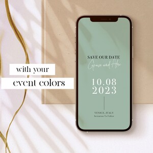 Puede incluir: La pantalla de un tel&eacute;fono m&oacute;vil que muestra un anuncio de guardar la fecha para la boda de Grace y Alex el 8 de octubre de 2023 en Venecia, Italia. El fondo es de color verde claro.