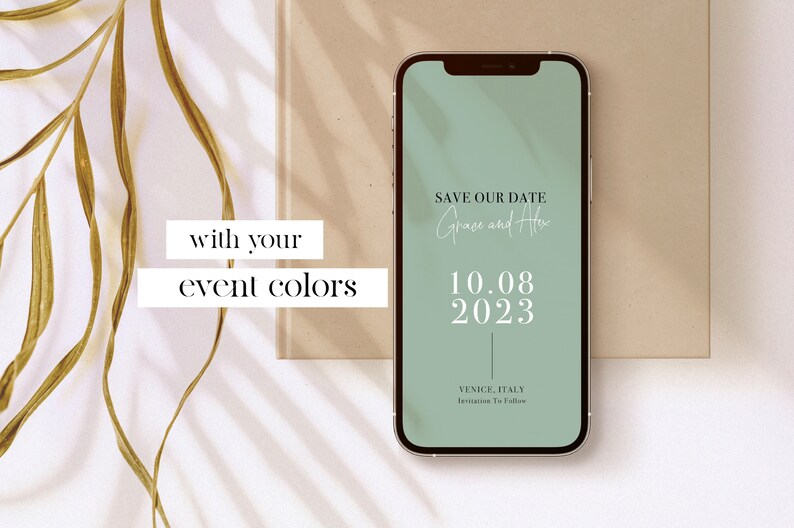 Puede incluir: La pantalla de un tel&eacute;fono m&oacute;vil que muestra un anuncio de guardar la fecha para la boda de Grace y Alex el 8 de octubre de 2023 en Venecia, Italia. El fondo es de color verde claro.