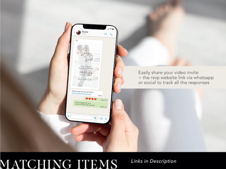 Pu&ograve; includere: Uno schermo di smartphone che mostra un invito di nozze in video con il testo "Save the Date" e la data "10.05.23". Il testo "Easily share your video invite + the rsvp website link via whatsapp or social to track all the responses" &egrave; visualizzato sotto il telefono.