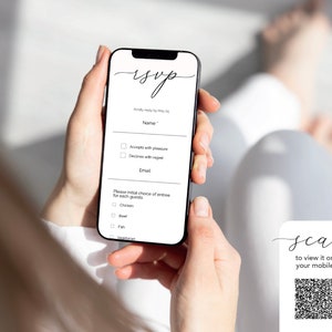 Pu&ograve; includere: Uno smartphone bianco che mostra un modulo RSVP con campi per il nome, l'e-mail e la scelta del pasto. Il modulo include opzioni per accettare o rifiutare l'invito e per selezionare tra pollo, manzo e pesce. Una carta bianca con la parola "scan" e un codice QR &egrave; visibile sullo sfondo.