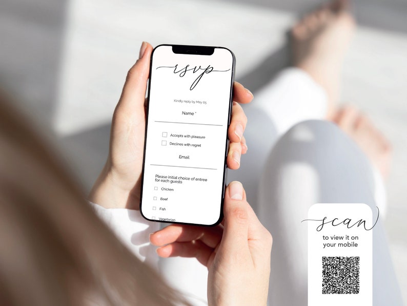 Pu&ograve; includere: Uno smartphone bianco che mostra un modulo RSVP con campi per il nome, l'e-mail e la scelta del pasto. Il modulo include opzioni per accettare o rifiutare l'invito e per selezionare tra pollo, manzo e pesce. Una carta bianca con la parola "scan" e un codice QR &egrave; visibile sullo sfondo.