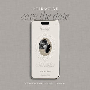 Può includere: Uno schermo di smartphone che mostra una scheda digitale interattiva di save the date. Il design presenta una cornice ovale bianca decorata contenente una fotografia in bianco e nero di una coppia, con il testo Nicole & Richard, 18 marzo 2027, Cliveden House, Berkshire.
