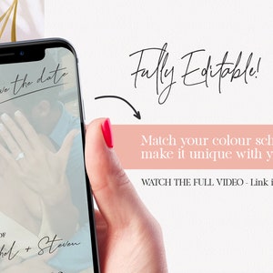 Puede incluir: La pantalla de un tel&eacute;fono inteligente muestra un anuncio de guardar la fecha para la boda de Rachel y Steven. El anuncio presenta una foto de la pareja y el texto "Save the date" y "For the wedding of Rachel + Steven". El texto "Fully Editable!" est&aacute; escrito en cursiva sobre la pantalla del tel&eacute;fono. Debajo de la pantalla del tel&eacute;fono, el texto "Match your color scheme and make it unique with your photo" est&aacute; escrito en negro sobre un fondo rosa. El texto "WATCH THE FULL VIDEO - Link in description" est&aacute; escrito en negro debajo del fondo rosa.
