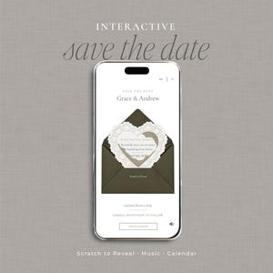 Può includere: Uno schermo di smartphone che mostra un invito digitale interattivo save the date. Il design presenta una busta verde oliva scuro contenente un biglietto a forma di cuore con bordo in pizzo bianco, il testo Grace & Andrew e una funzione gratta e scopri.