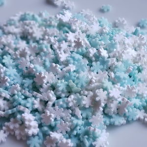 Flocos de neve misturam pedaços de argila, enfeites de argila de polímero de flocos de neve azuis e brancos, enfeites de Natal de inverno, enfeites de limo