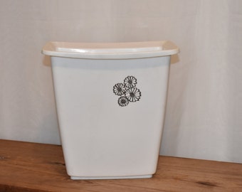 Vintage White 1970's Rubbermaid Wastebasket // Plastic Trash Can