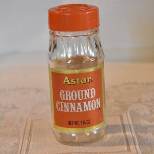 Vintage Ground Cinnamon Astor Spice Bottle // Kitchen Decor