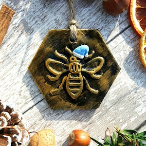MCFC Bee mit blauer Mütze