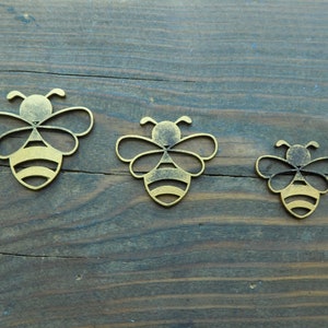 Set of 3 Metal Bee ,  Decor sign ,Garden Art , Garden Fence Ornament ,Bee Decor, Yard Art , Home Decoration.