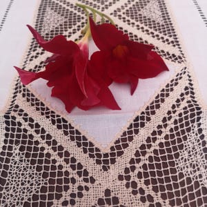 Beautiful Vintage Handmade Embroidered Linen  Lace  Table Runner