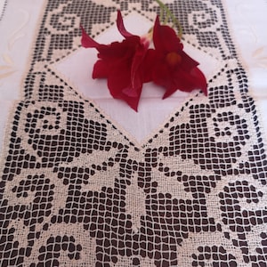 Beautiful Vintage Handmade Embroidered Linen  Lace  Table Runner