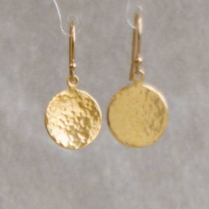 Boucles d'oreilles en or martelé, Boucles d'oreilles minimalistes en forme de disque rempli d'or pour femme, Boucles d'oreilles en or rose, Cadeaux pour elle image 2