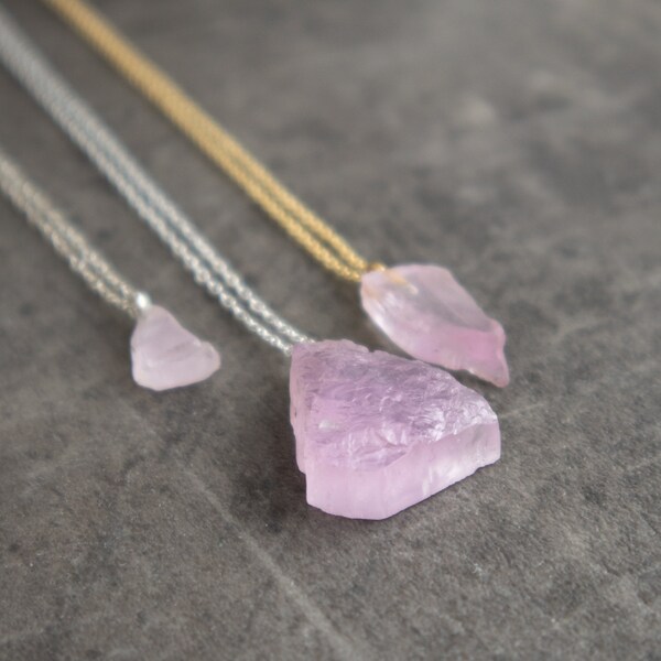 Collier en kunzite brute, collier en cristal de guérison du chakra du coeur, cadeau pour elle, cadeau pour ami