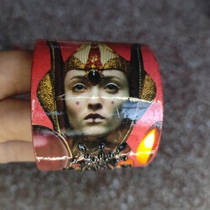 Pulsera brazalete de cartón retrato de una mujer fantástica en collage de papel "LEIA"