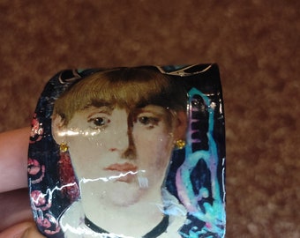 Bracelet manchette en carton collage papier portrait de femme au collier tiré du peintre MANET sur fond  violet avec déco de bijou "SAY ME"