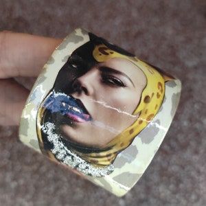 Pulsera brazalete de cartón retrato de mujer en collage de papel "LEONA"