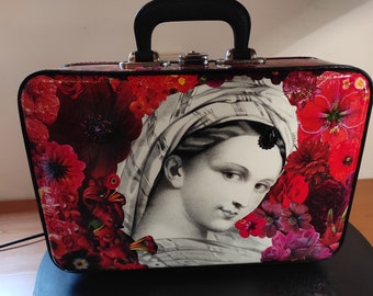 Petite valise noire vintage customisée collage papier fleurs rouges et portraits femmes "MÉLANCOLIE"