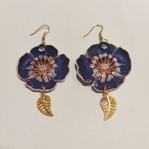 Boucles d'oreilles fantaisie, fleurs bleues, feuilles dorées, fait main, bijou art déco, bijou artistique, pièce unique, boucle pendante