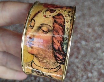 Cuff bracelet in gilded brass paper collage portrait of a woman in Renaissance style on a marble background "GUENIÈVRE"