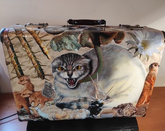 Valise ancienne customisée en collage papier de chats sauvages du désert, minéraux, cactus, suricates "SAUVAGE"