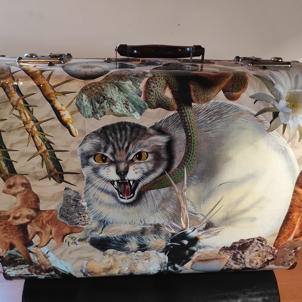 Alter Koffer personalisiert mit Papiercollage aus wilden Wüstenkatzen, Mineralien, Kakteen, Erdmännchen „WILD“