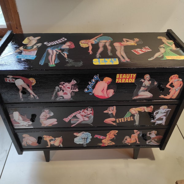 Petit meuble à poser en bois peint en noir avec collage de pin-ups 50 américaines "SPICY"